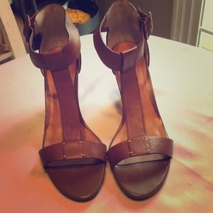 Beautiful tan leather Caslon Sandals.